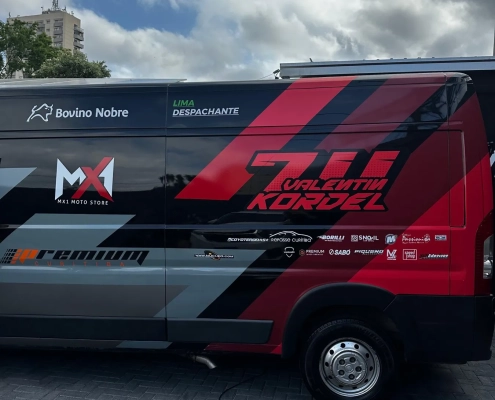 Furgão Fiat Ducato com plotagem esportiva vermelha e preta de equipe