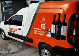 Fiorino branca da Adega Nova Fonte plotada em laranja com garrafas de vinho