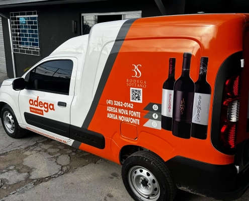 Fiorino branca da Adega Nova Fonte plotada em laranja com garrafas de vinho