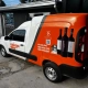 Fiorino branca da Adega Nova Fonte plotada em laranja com garrafas de vinho