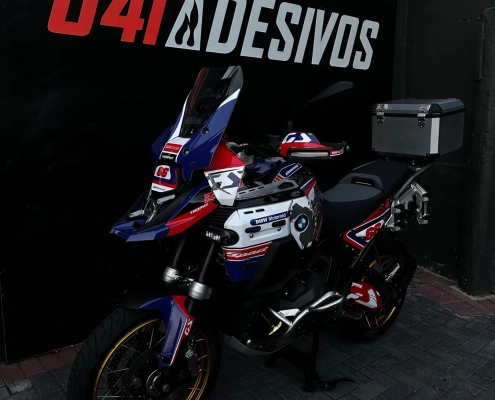 Moto BMW R 1250 GS personalizada com adesivos esportivos na 041 Adesivos
