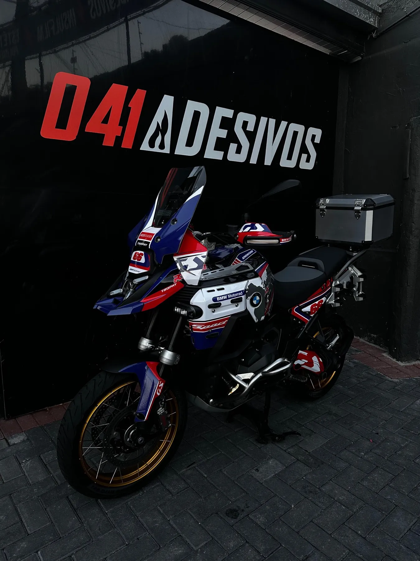 Moto BMW R 1250 GS personalizada com adesivos esportivos na 041 Adesivos