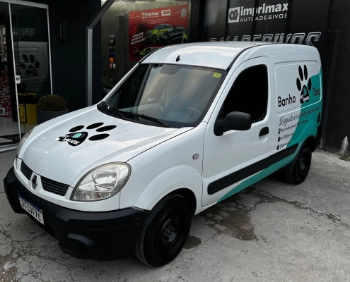 Renault Kangoo branca com plotagem de pet shop banho e tosa