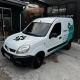 Renault Kangoo branca com plotagem de pet shop banho e tosa