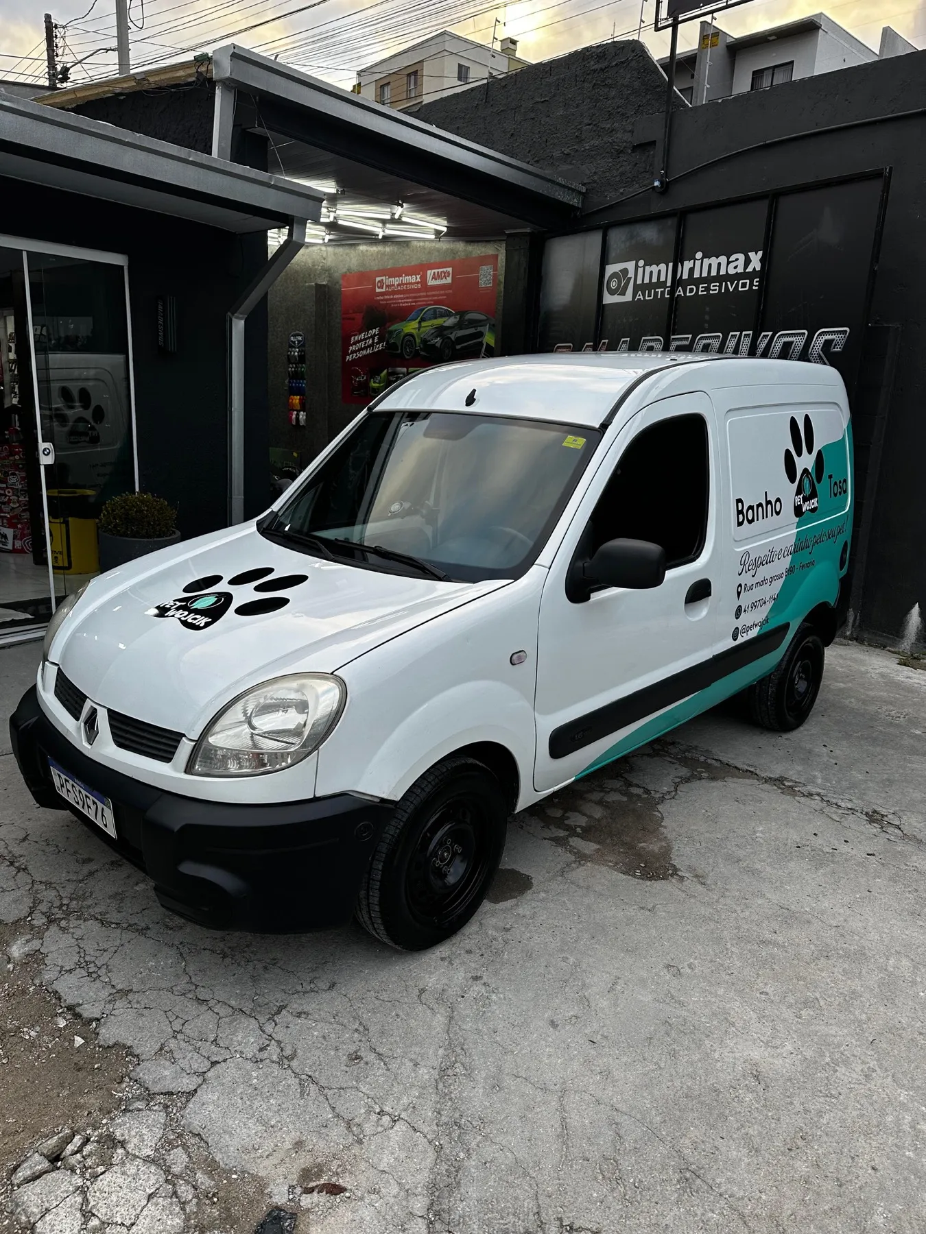 Renault Kangoo branca com plotagem de pet shop banho e tosa