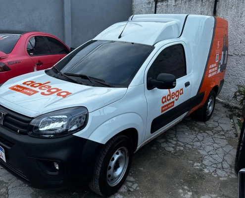 Fiat Fiorino branca da Adega Nova Fonte com envelopamento parcial laranja