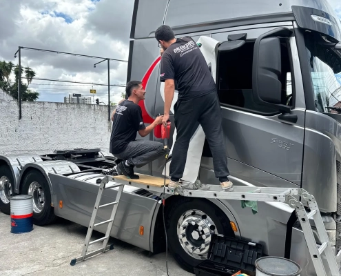 Equipe 041 Adesivos aplicando adesivo na cabine de caminhão Volvo FH