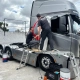 Equipe 041 Adesivos aplicando adesivo na cabine de caminhão Volvo FH