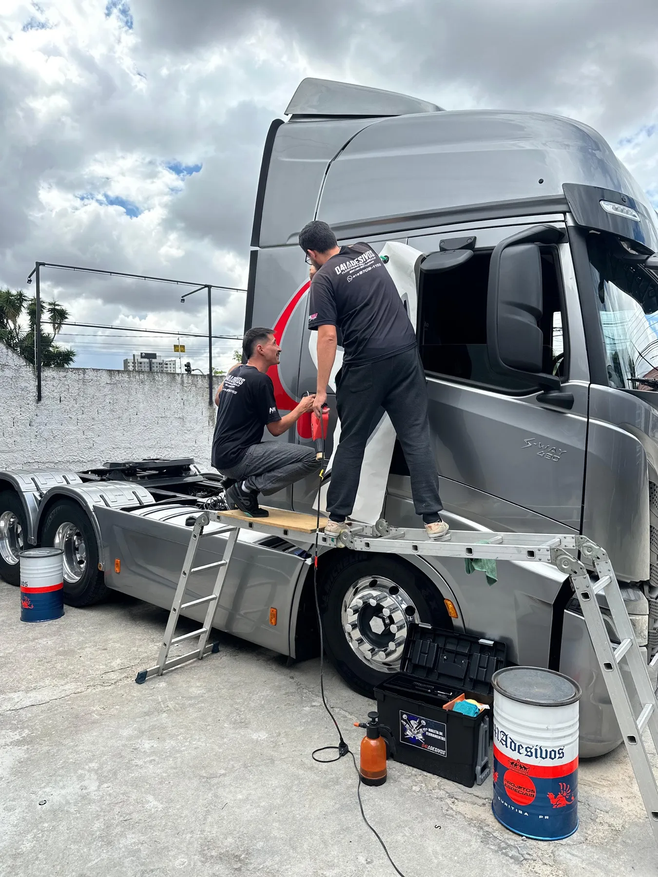 Equipe 041 Adesivos aplicando adesivo na cabine de caminhão Volvo FH