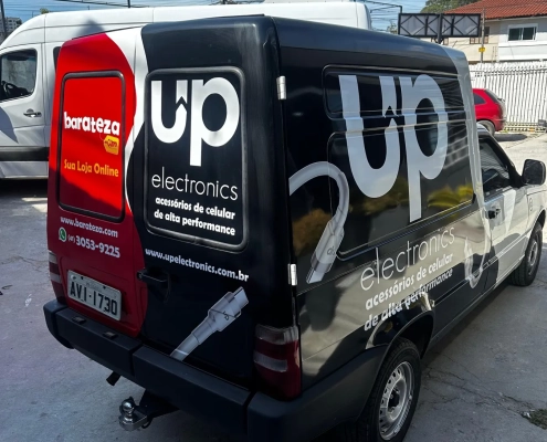 Fiat Fiorino preta plotada UP Electronics com bloco vermelho Barateza