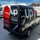 Fiat Fiorino preta plotada UP Electronics com bloco vermelho Barateza