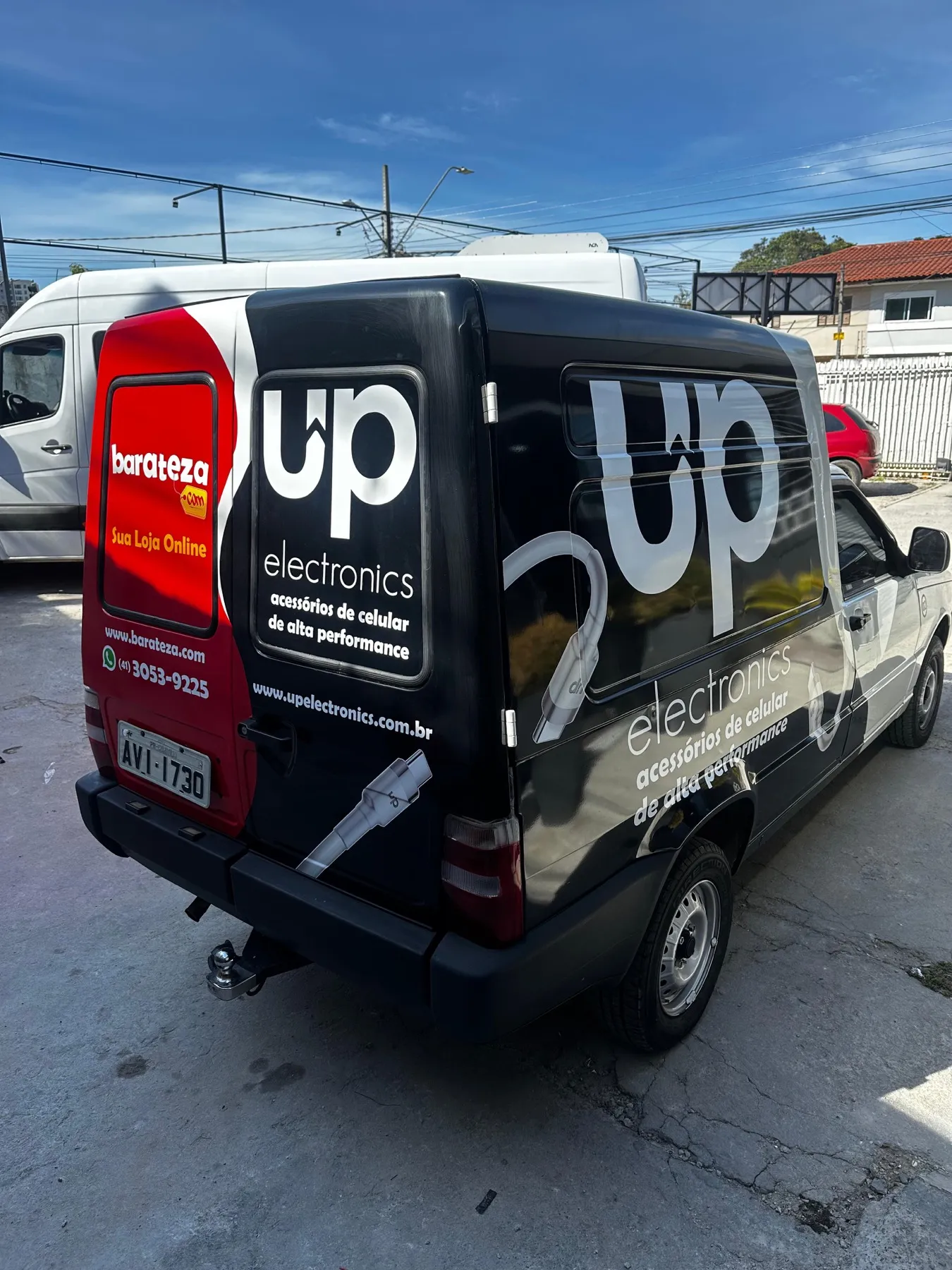Fiat Fiorino preta plotada UP Electronics com bloco vermelho Barateza