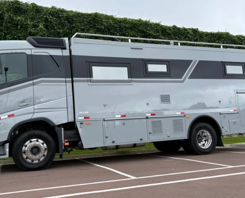Motorhome sobre chassi Volvo FH 540 com acabamento prata e grafite