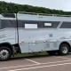 Motorhome sobre chassi Volvo FH 540 com acabamento prata e grafite