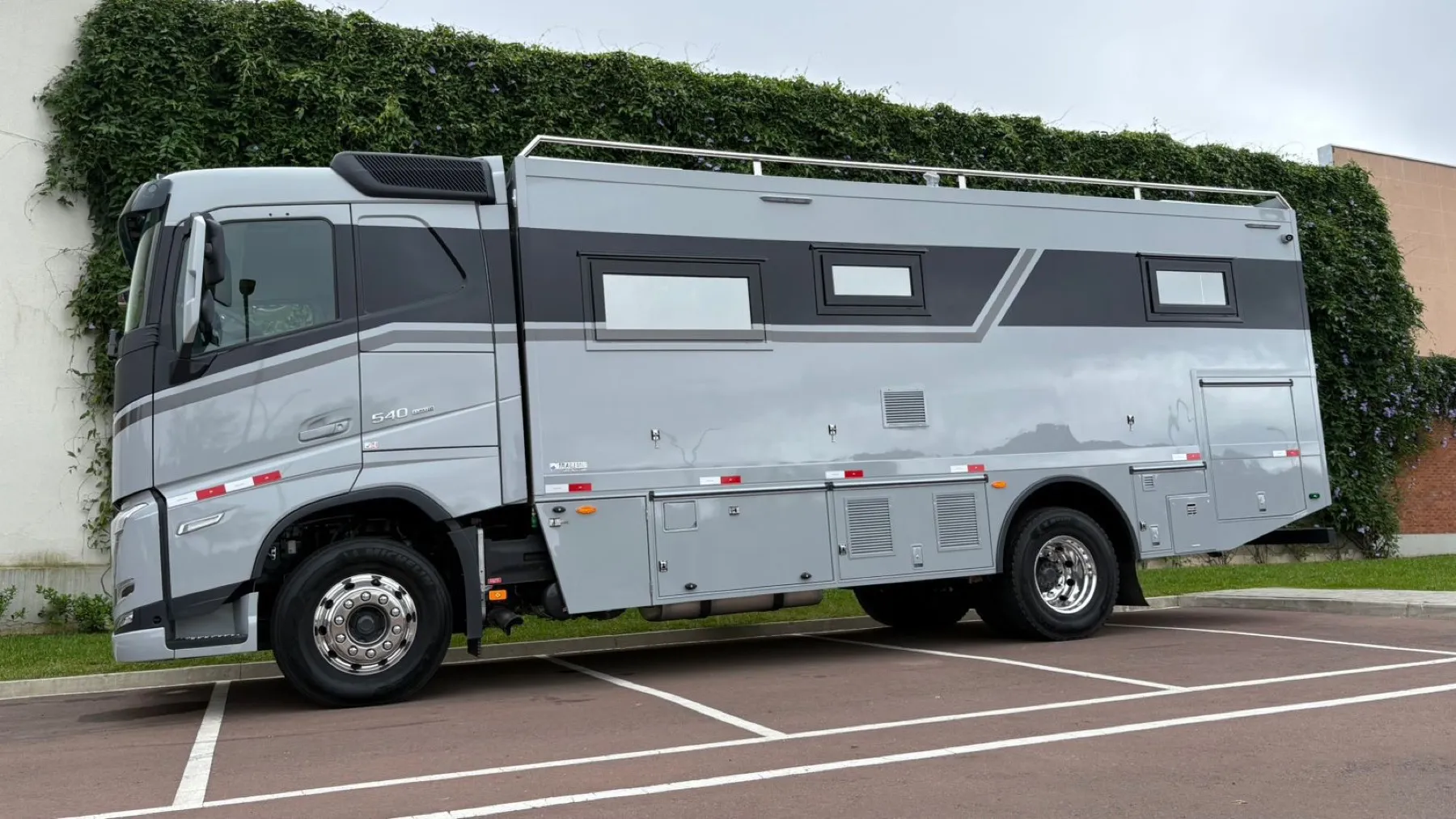 Motorhome sobre chassi Volvo FH 540 com acabamento prata e grafite