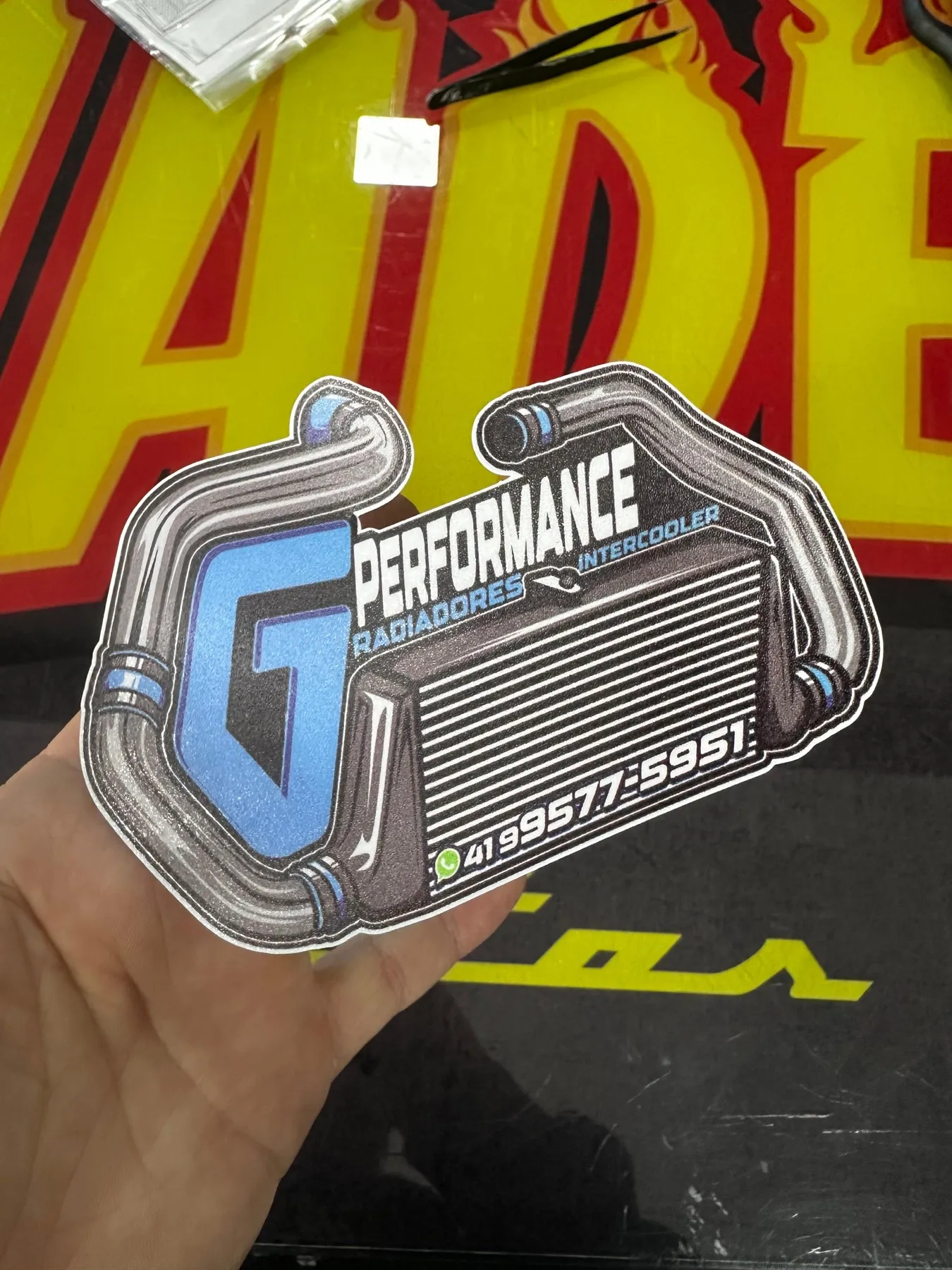 Adesivo recortado GT Performance de radiadores e intercooler na mão