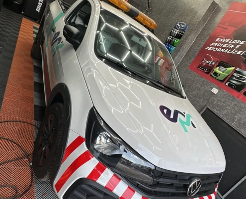 VW Saveiro branca personalizada com grafismo colmeia na loja 041 Adesivos
