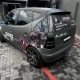 Mercedes Classe A envelopado preto fosco com grafismo de lobo