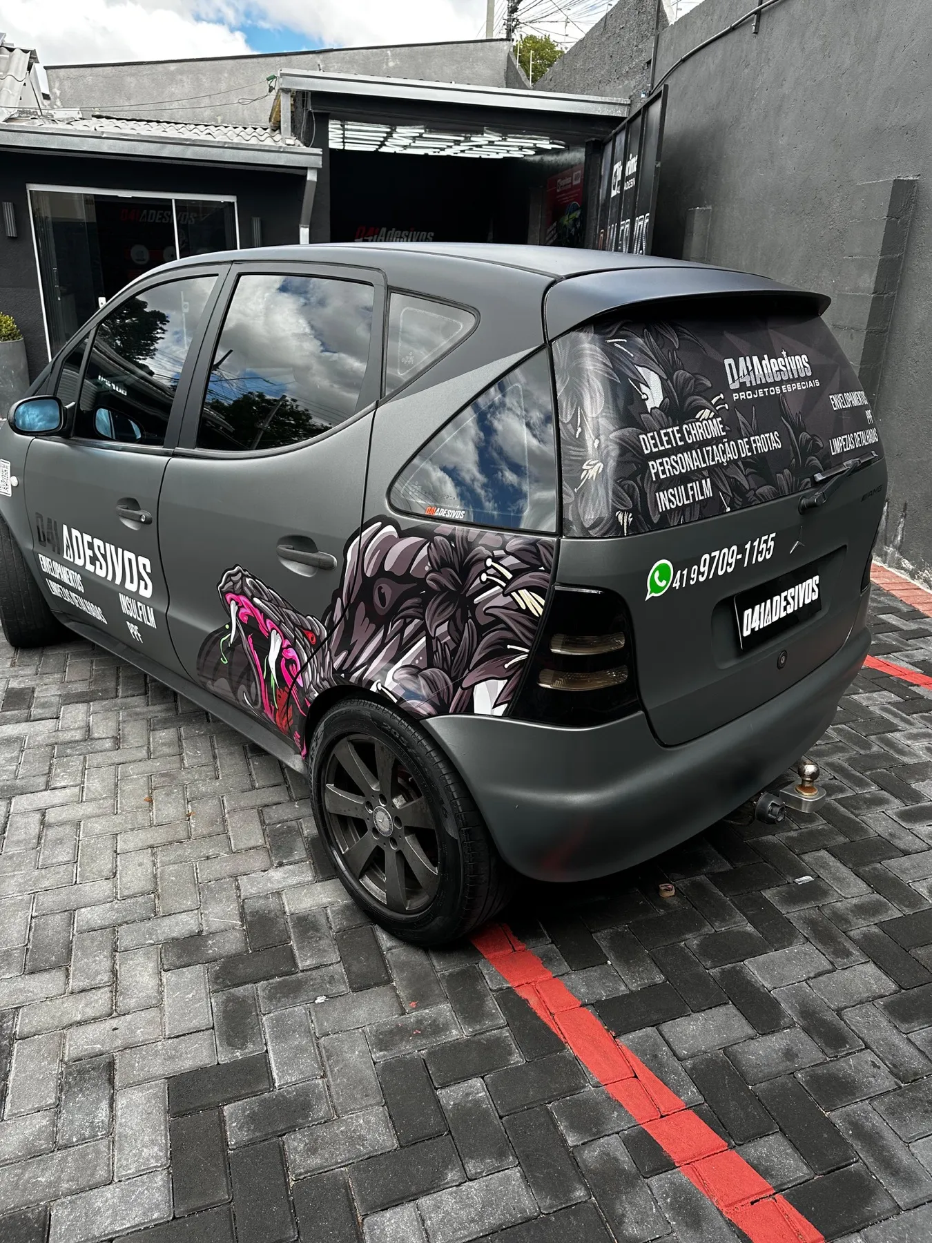 Mercedes Classe A envelopado preto fosco com grafismo de lobo