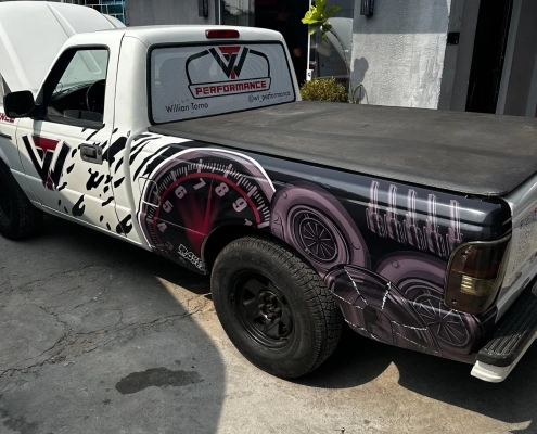 Ford Ranger branca com plotagem temática de painel automotivo