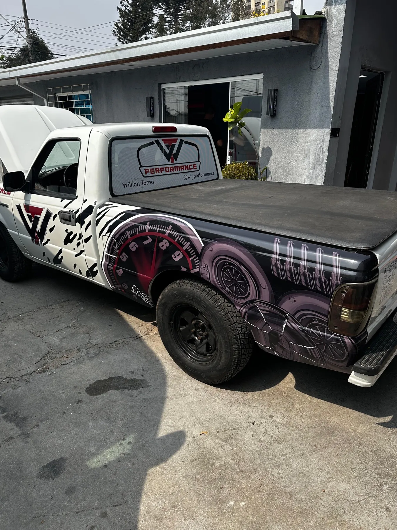 Ford Ranger branca com plotagem temática de painel automotivo