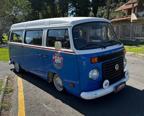 Kombi VW azul e branca rebaixada com adesivo garage retrô