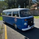 Kombi VW azul e branca rebaixada com adesivo garage retrô