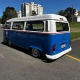 Kombi VW azul e branca rebaixada vista de três quartos traseiro
