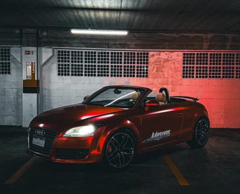 Audi TT conversível envelopado em vermelho metálico com assinatura 041