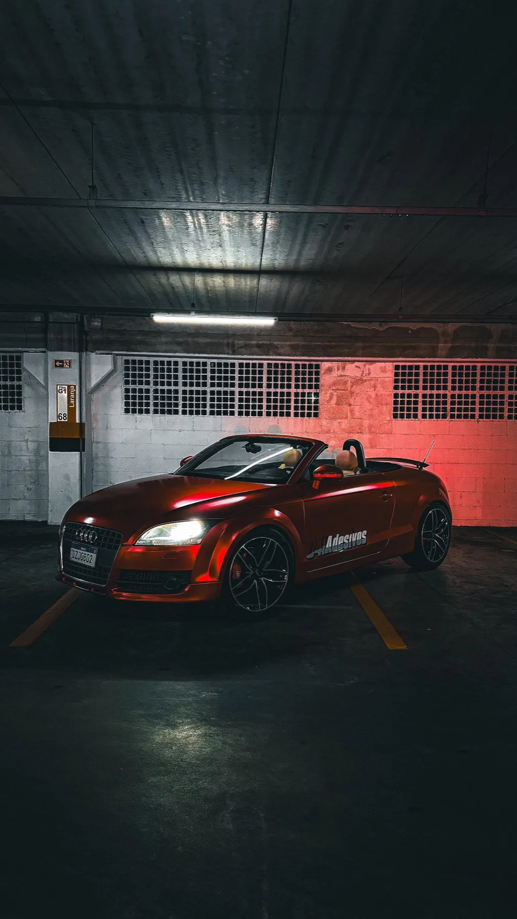 Audi TT conversível envelopado em vermelho metálico com assinatura 041