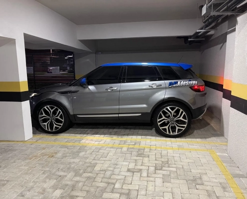 Range Rover Evoque cinza com teto envelopado em azul vibrante