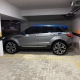 Range Rover Evoque cinza com teto envelopado em azul vibrante