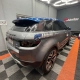 Range Rover Evoque cinza com teto azul textura colmeia na loja 041