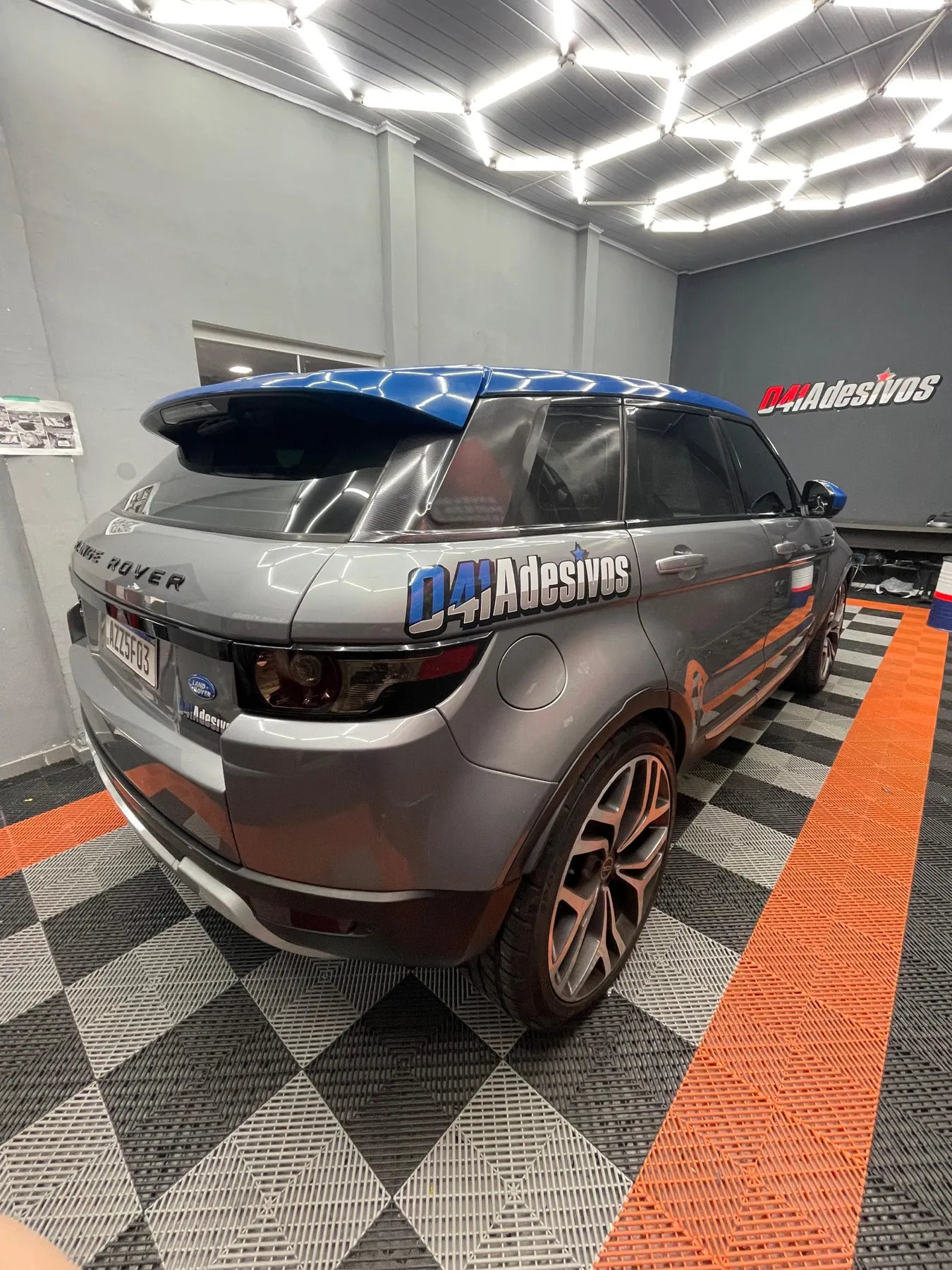 Range Rover Evoque cinza com teto azul textura colmeia na loja 041
