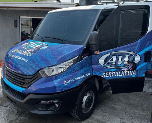 Frente de Iveco Daily azul AW Serralheria envelopada