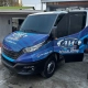 Frente de Iveco Daily azul AW Serralheria envelopada
