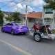 Mercedes CLA roxo metálico puxando reboque com moto vermelha