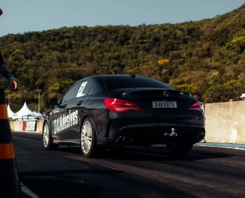 Mercedes CLA preto com marca 041 Adesivos em pista de arrancada