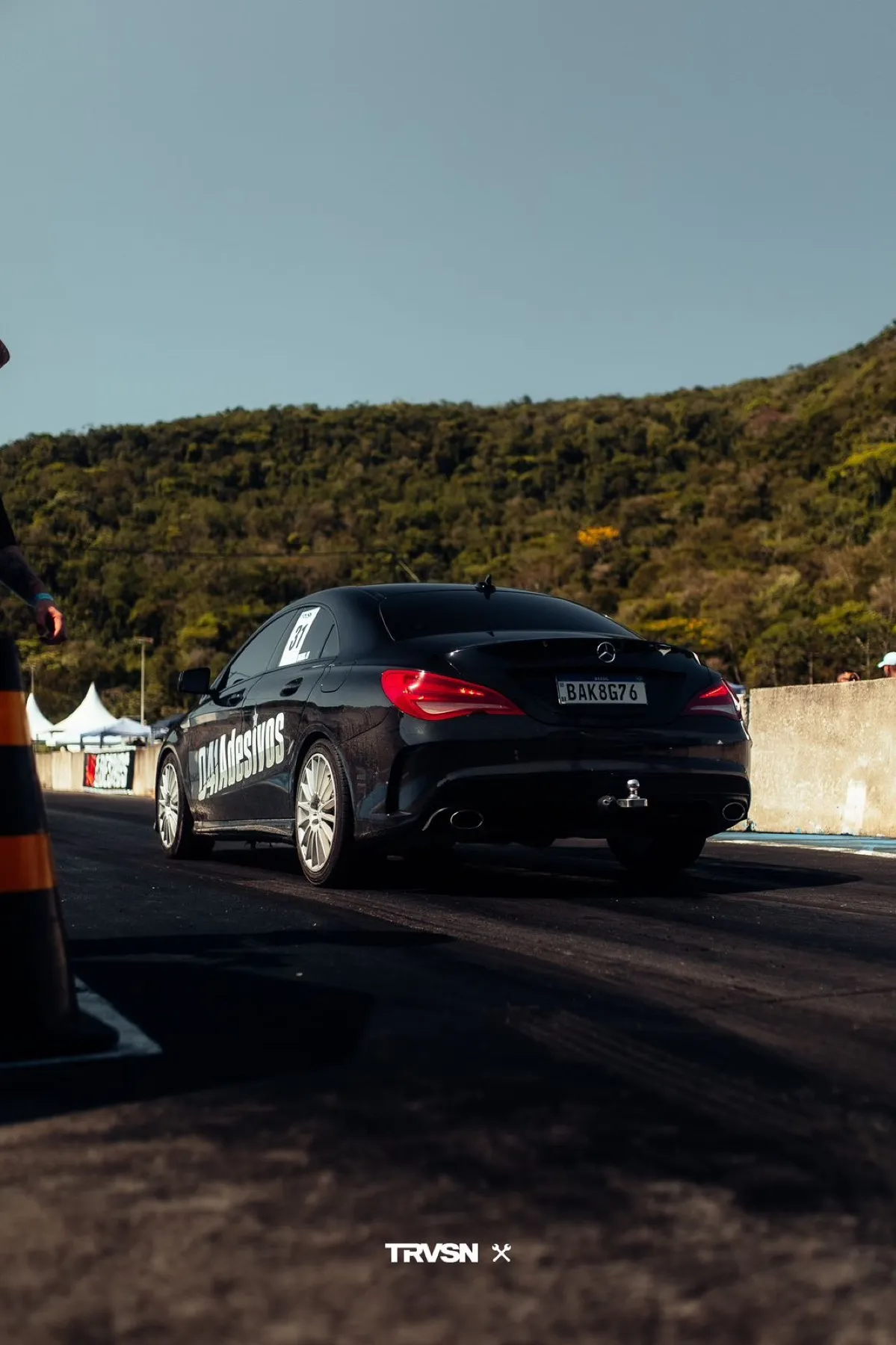 Mercedes CLA preto com marca 041 Adesivos em pista de arrancada