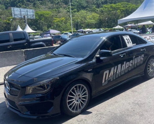 Mercedes CLA preto com adesivo 041 Adesivos visto de lado na pista