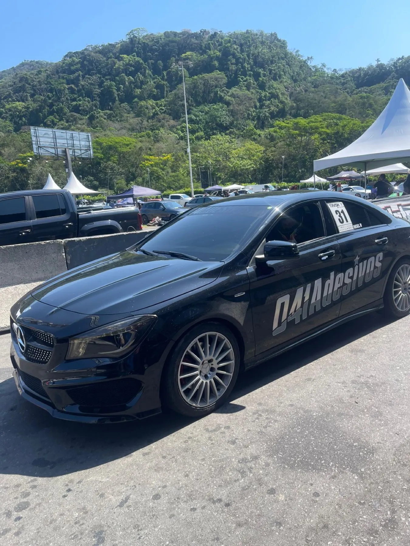 Mercedes CLA preto com adesivo 041 Adesivos visto de lado na pista