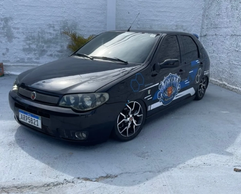 Fiat Palio preto rebaixado com grafismo azul e escudo na lateral