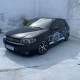 Fiat Palio preto rebaixado com grafismo azul e escudo na lateral