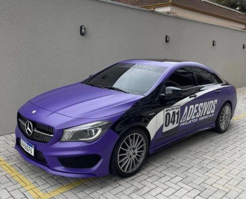 Mercedes CLA AMG envelopado em roxo fosco com branding 041 Adesivos