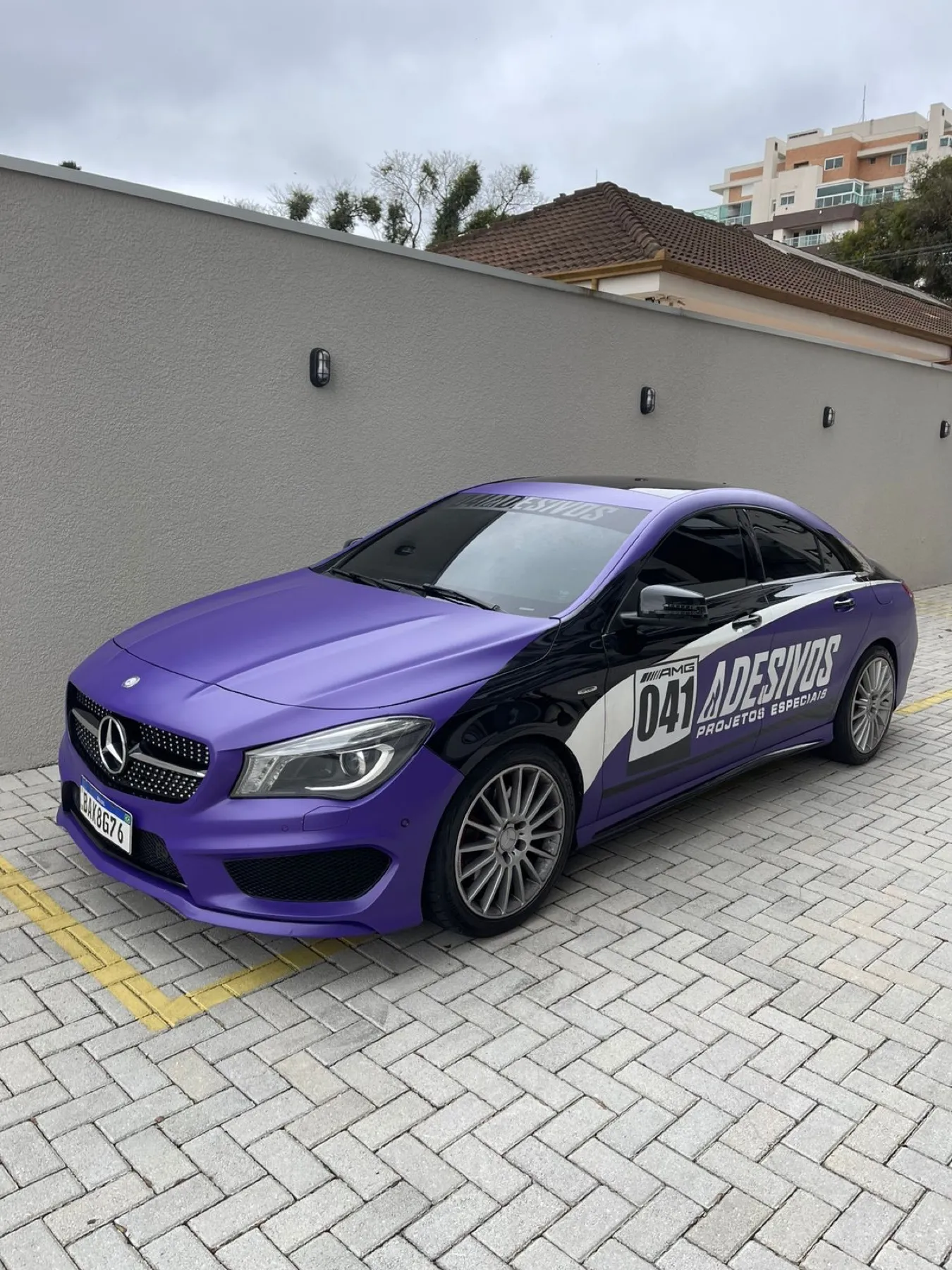 Mercedes CLA AMG envelopado em roxo fosco com branding 041 Adesivos