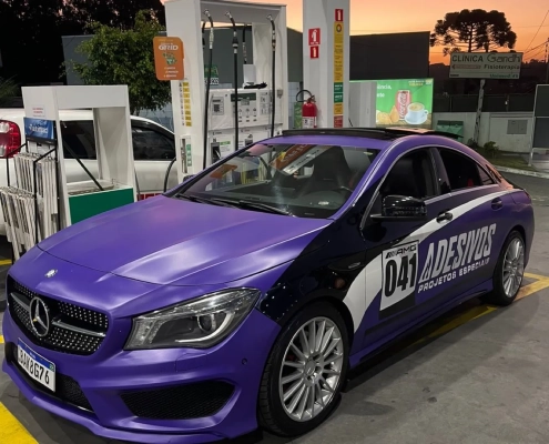 Mercedes-Benz CLA envelopado em roxo fosco com identidade 041
