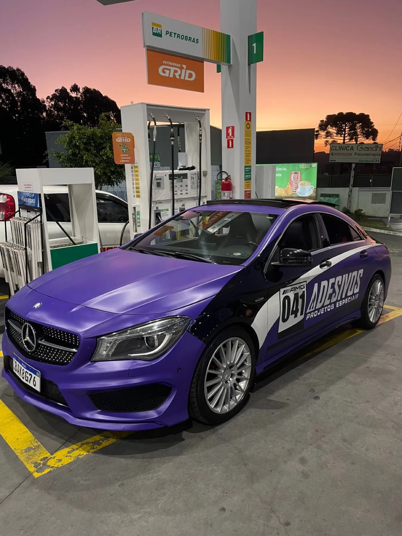 Mercedes-Benz CLA envelopado em roxo fosco com identidade 041