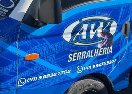 Mini caminhão azul plotado para AW Serralheria com contatos