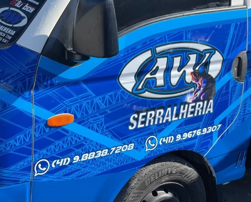 Mini caminhão azul plotado para AW Serralheria com contatos