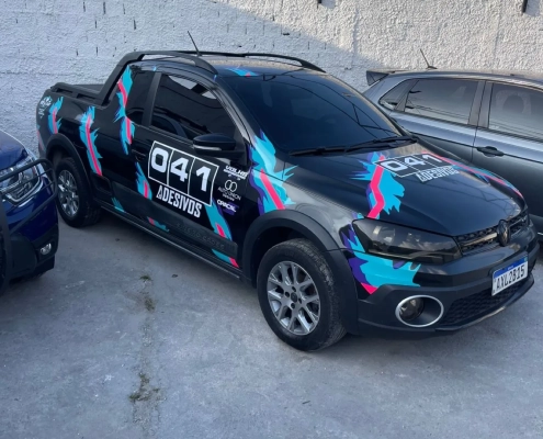 Volkswagen Saveiro preta com grafismo colorido e marca 041